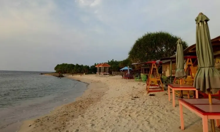 Pantai Empu Rancak: Menyaksikan Keindahan Pantai Pasir Putih di Jepara
